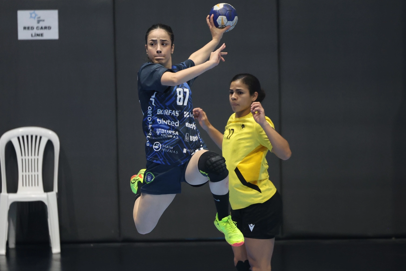 Bursa Büyükşehirli kadın hentbolcular EHF Avrupa Kupası’nda tur kapısını araladı