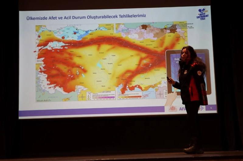 İstanbul Maltepe’de çocuklara uygulamalı afet eğitimi