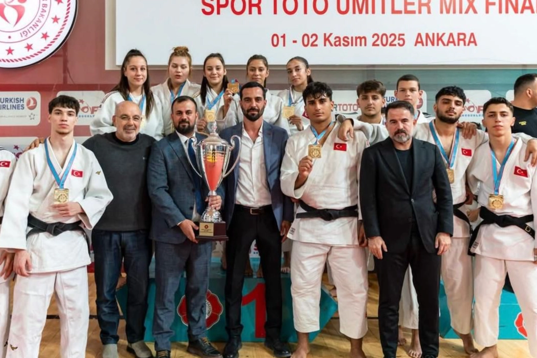 İzmir’in judocuları yenilgisiz şampiyonluğa ulaştı