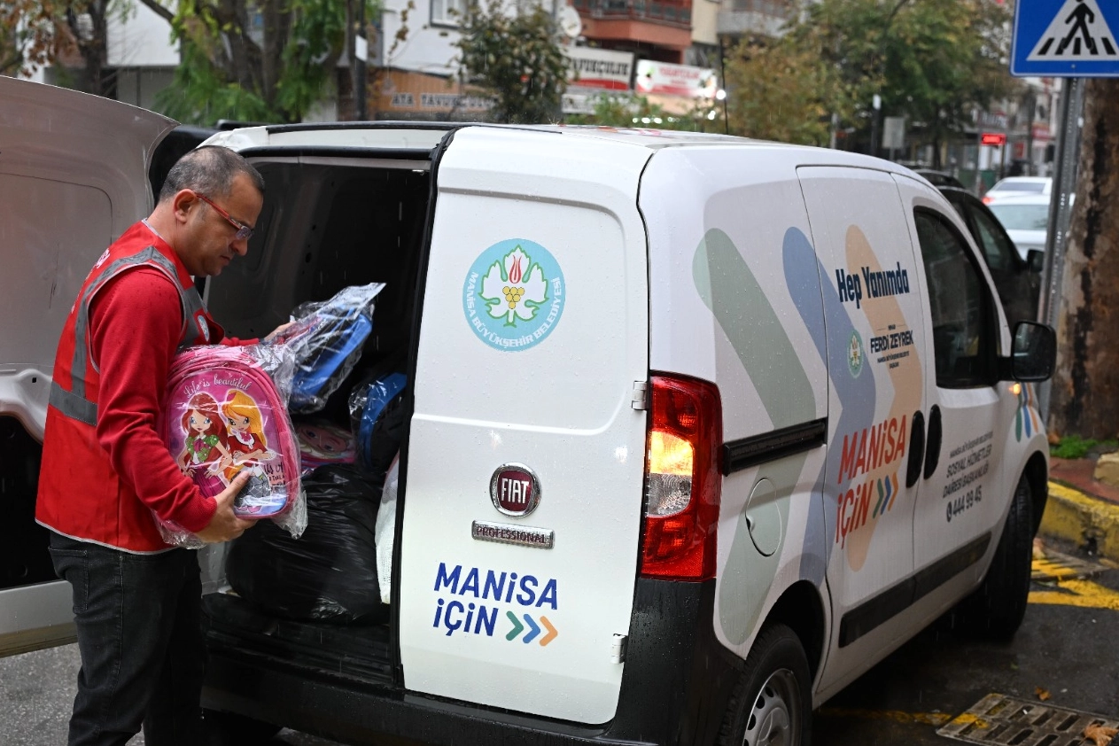 Manisa'dan 15 bin öğrenciye çanta ve kırtasiye desteği