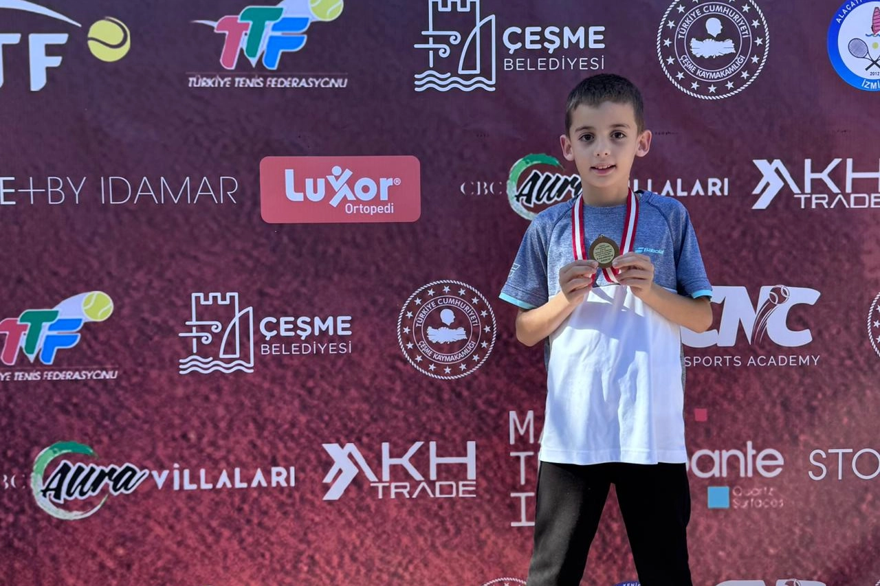 Bursa Büyükşehir Belediyesporlu tenisçilerden 2 şampiyonluk