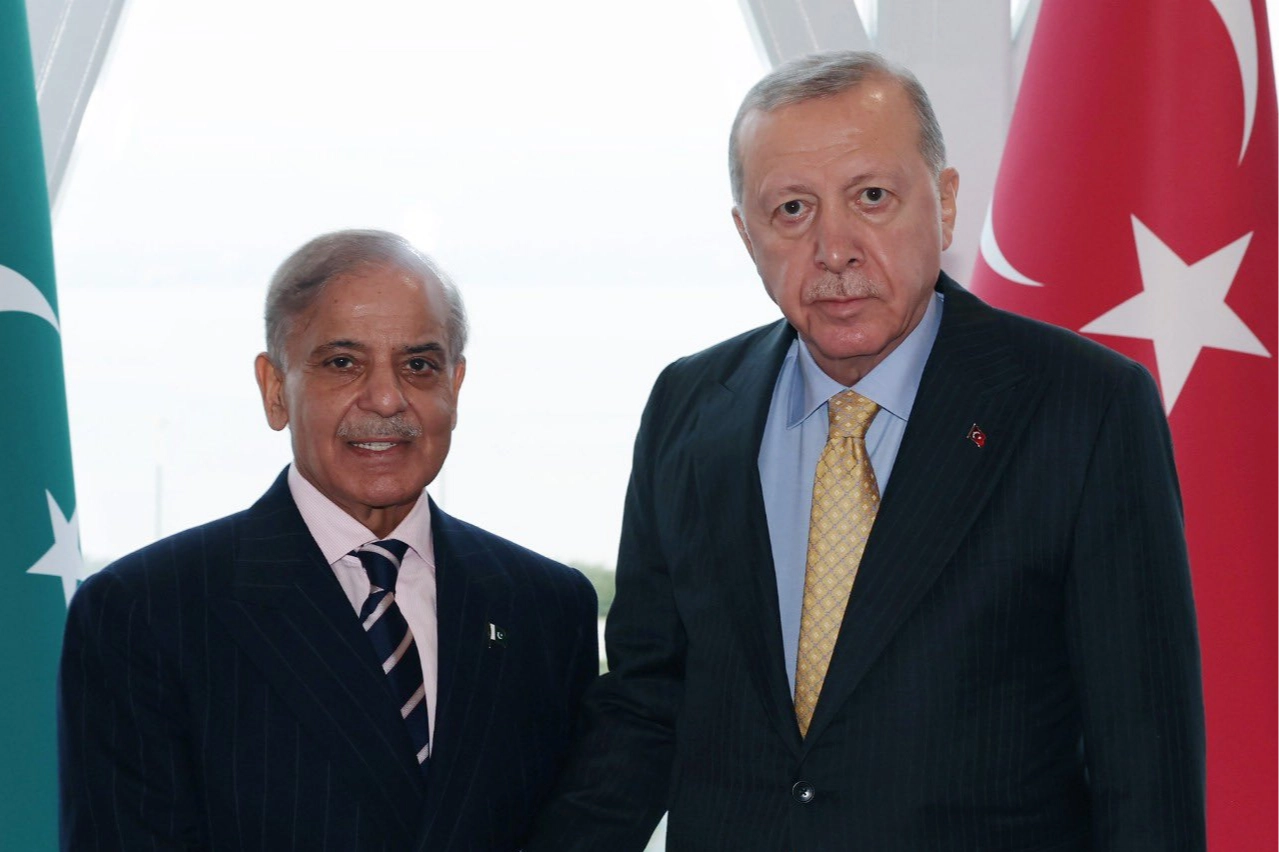 Cumhurbaşkanı Erdoğan, Pakistan Başbakanı Şahbaz Şerif ile Bakü’de görüştü