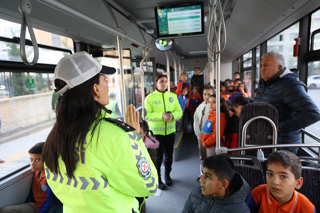 Nezaket Otobüsü Öğrencilere Trafik Kültürünü Aşılıyor