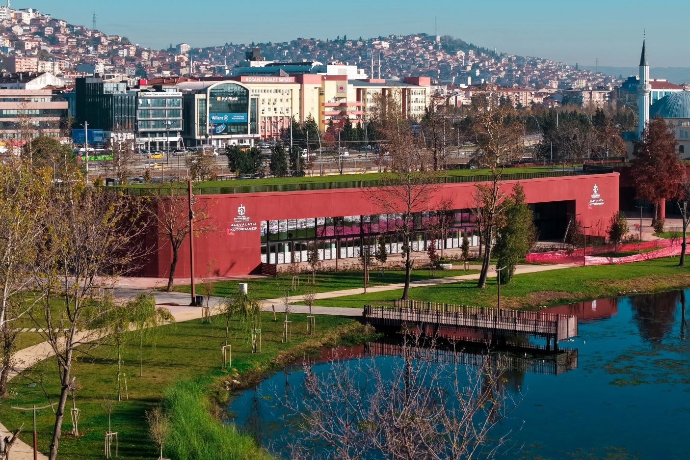 Kocaeli'de göl manzarasında ders ve okuma keyfi