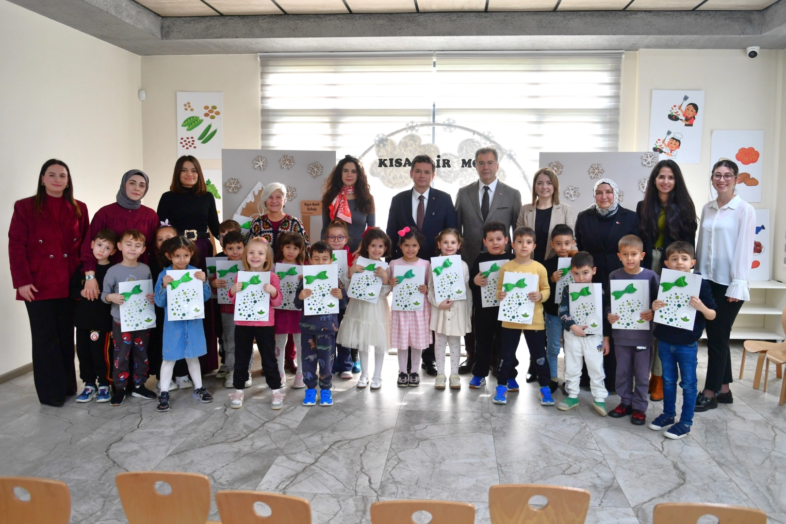 Çocukların karnelerini Başkan Erkan Aydın verdi