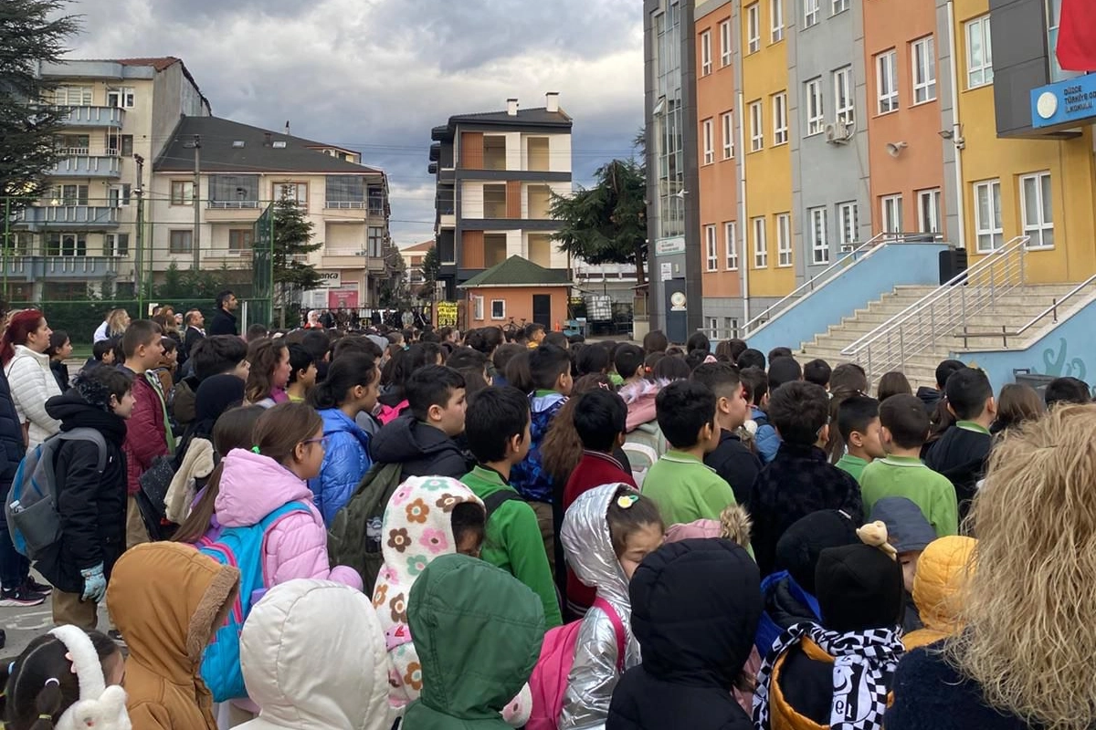 Düzce'de okullarda ilk derste saygı duruşu