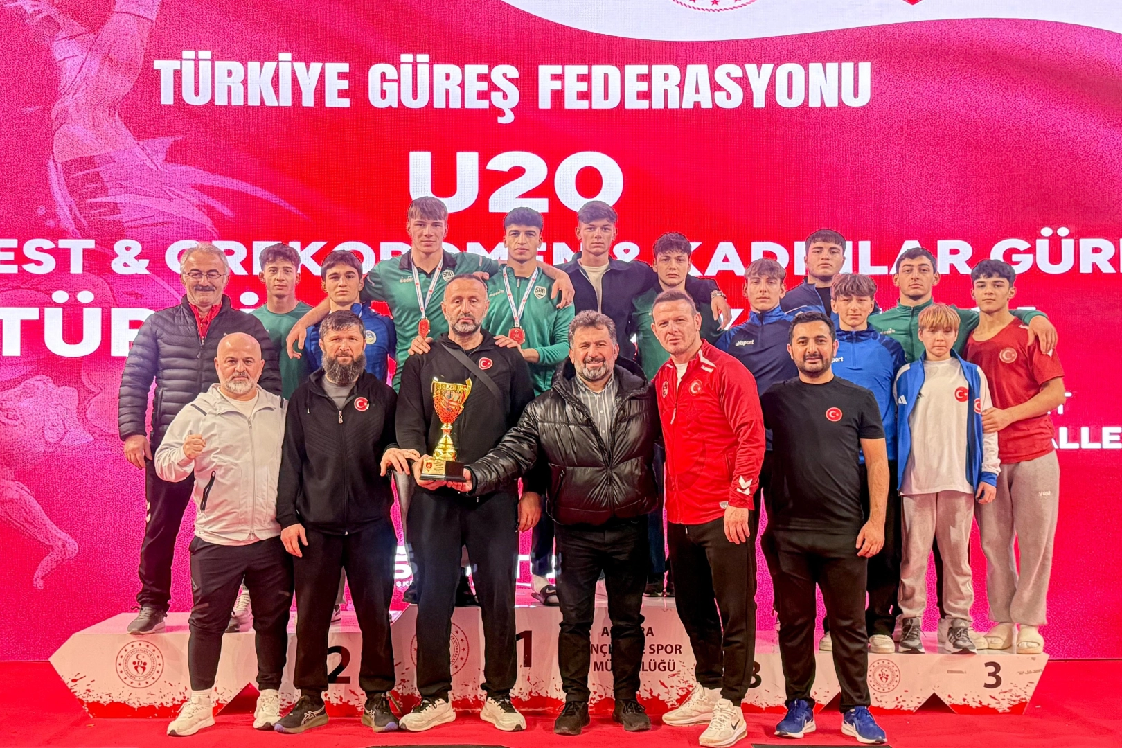 Sakarya Büyükşehirli güreşçilerden Ankara’da madalya yağmuru