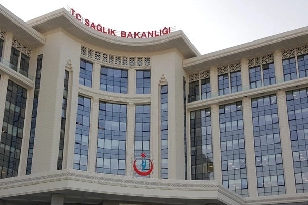 Türkiye’den İran’a 6 tırlık sağlık yardımı