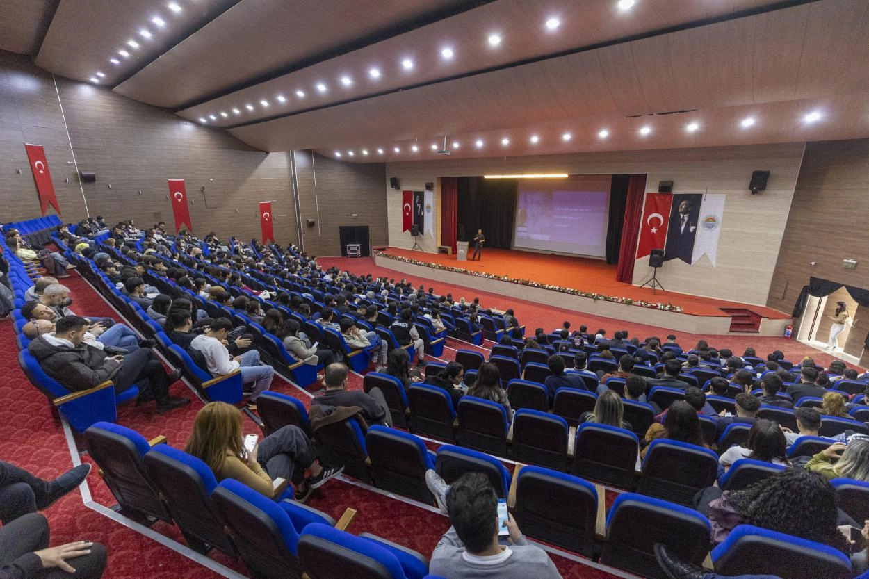 Mersin’de üniversite adaylarına meslek tanıtım semineri
