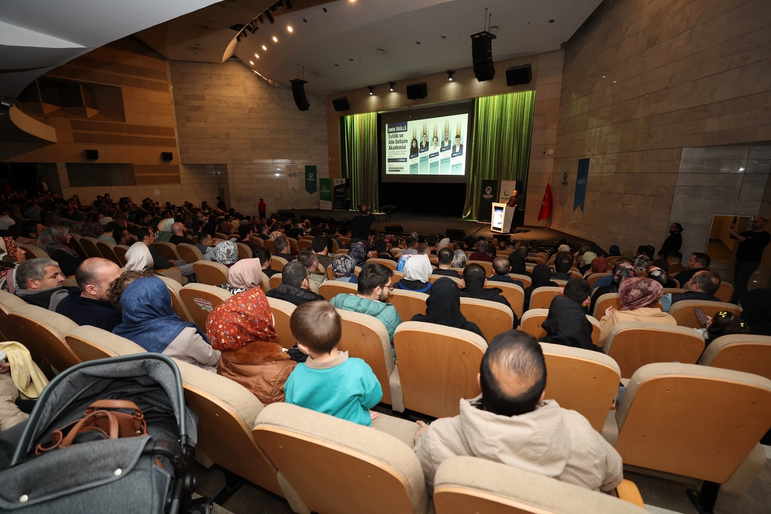 Konya Karatay'da aile seminerleri sürüyor