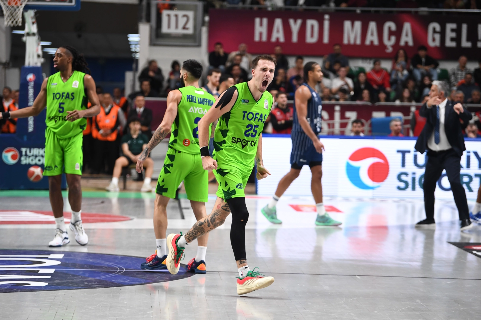 Tofaş evindeki yenilmezlik serisini Anadolu Efes'le sürdürdü