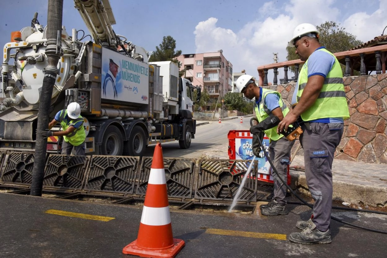 Mersin'de taşkınlara karşı 7/24 temizlik mesaisi