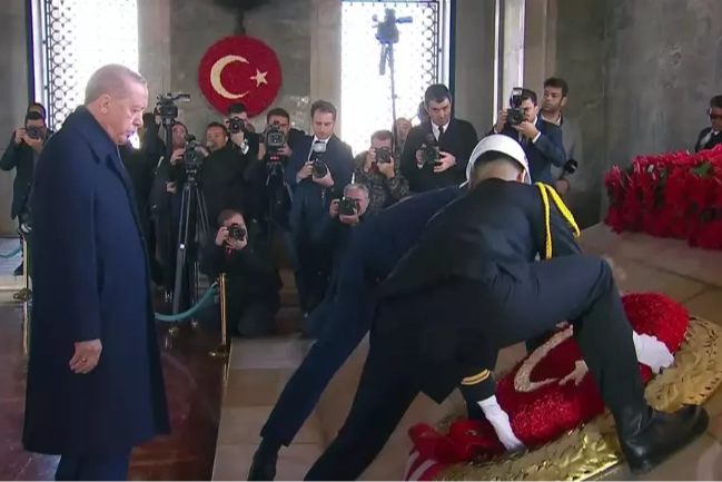 Devlet erkanı Anıtkabir'de Ata'nın huzurunda