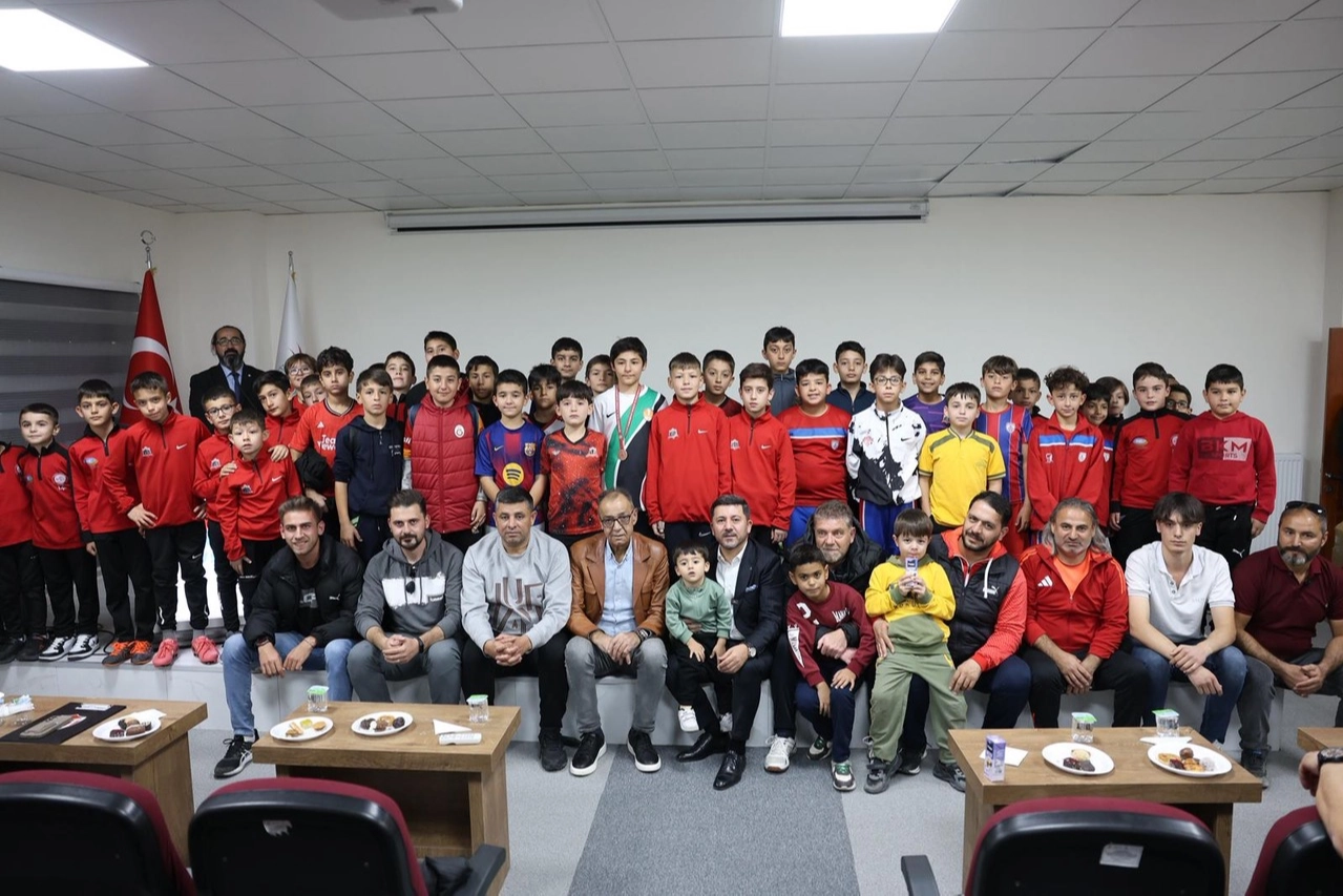 Rasim Arı'dan minik futbolculara krampon