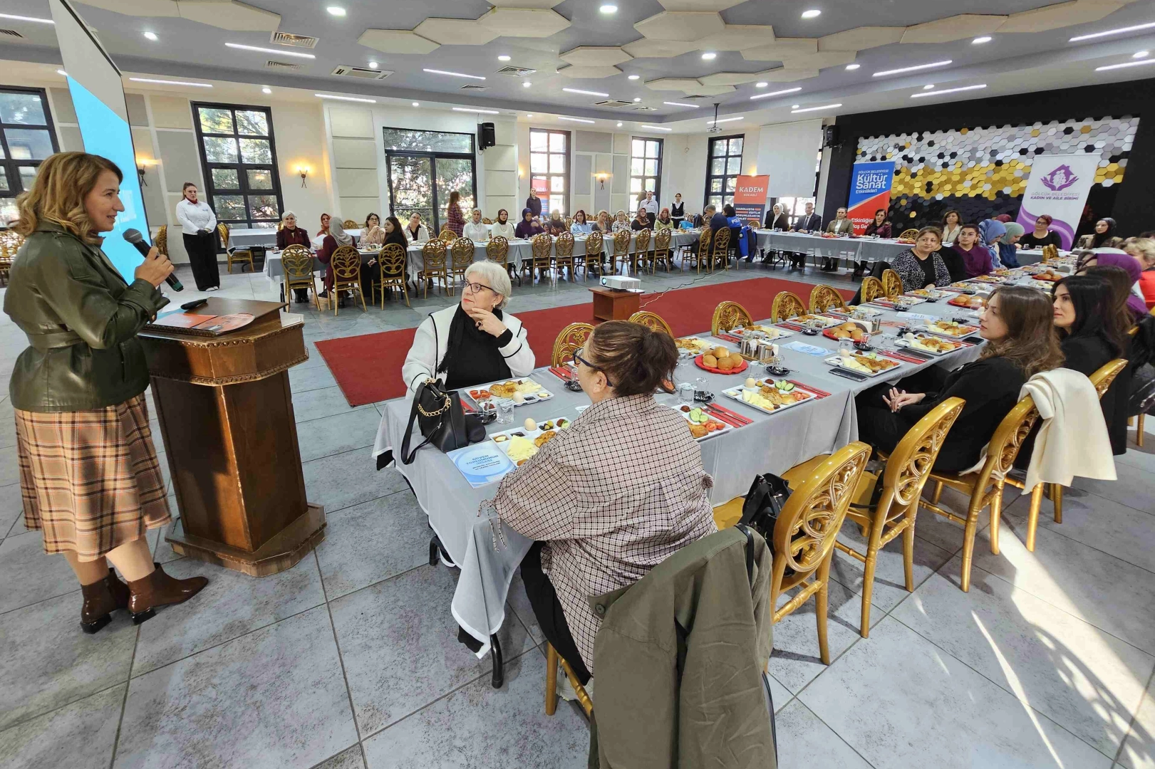 Gölcük'te kadına yönelik şiddetle mücadele farkındalığı
