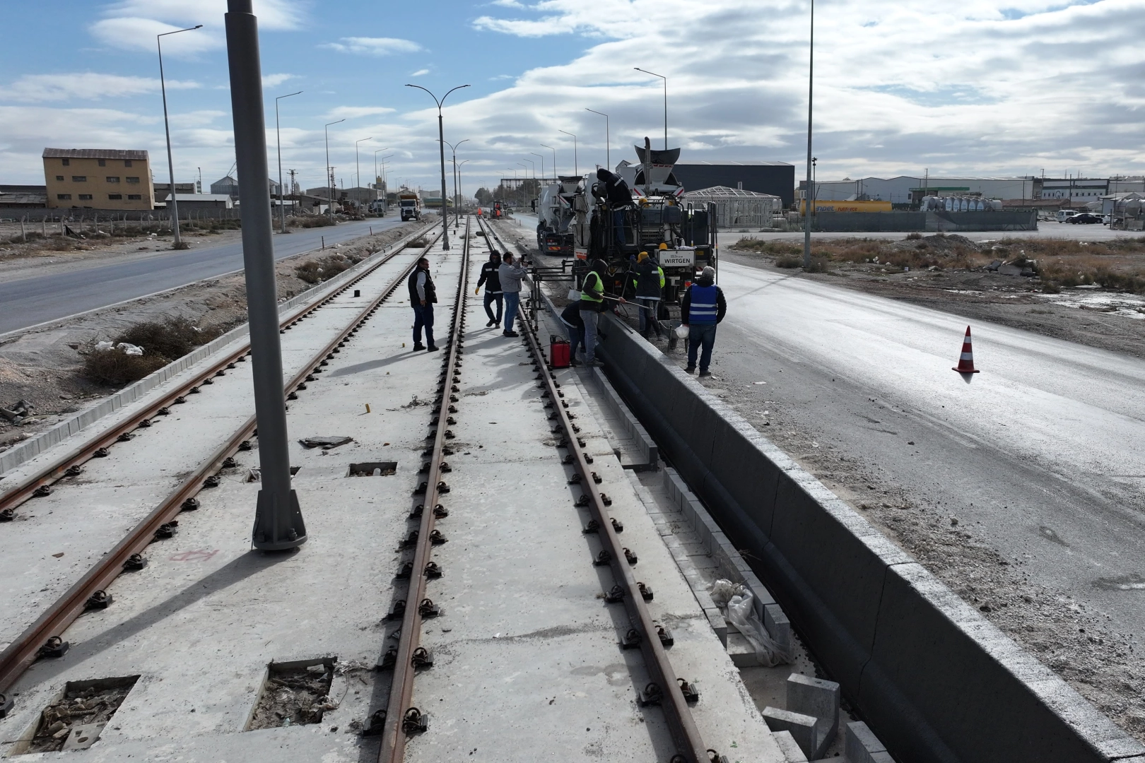 Konya tramvay hattı inşaatında trafiğini aksatmadan titiz çalışma
