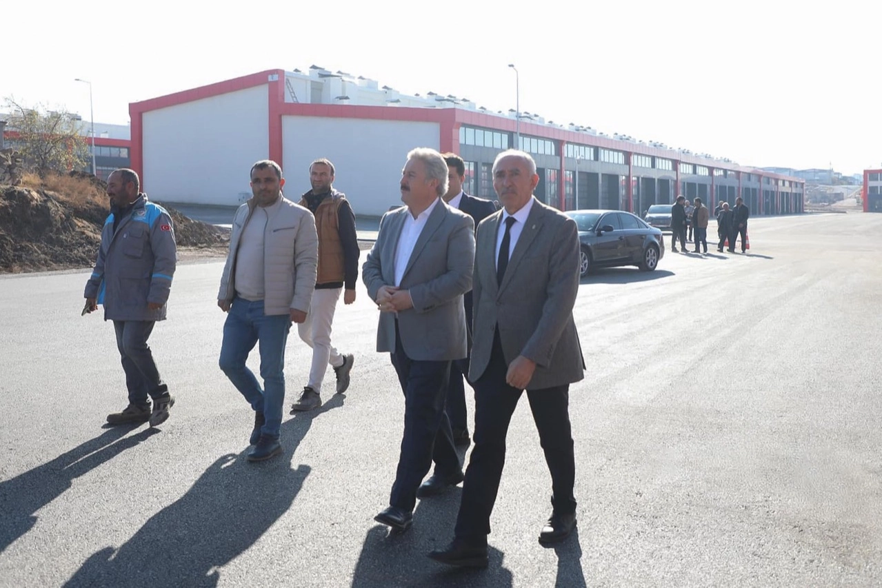 Kayseri Melikgazi'den oto sanayide asfalt mesaisi