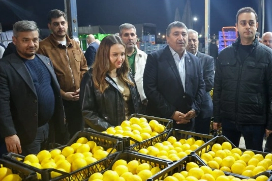 Başkan Vekili Büşra Özdemir’den hal esnafına ziyaret