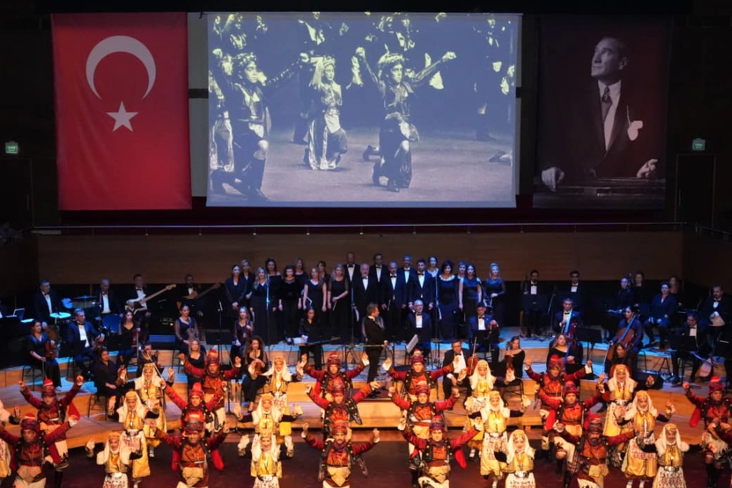 İzmir’de Maarif Halk Dansları ve orkestrasından özel program
