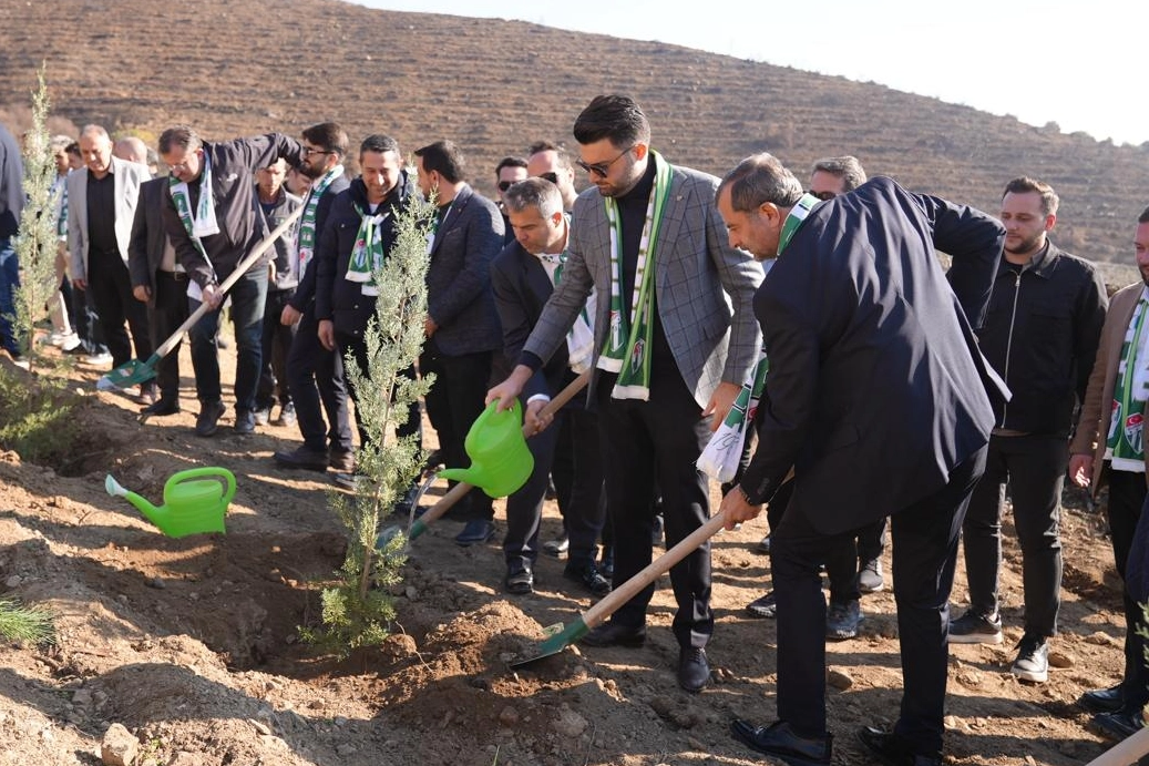 Bursaspor yönetimi ve futbolcuları Gürsu’da fidan dikti