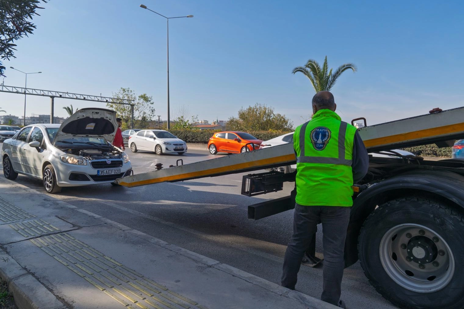 İzmir Büyükşehir’den trafiğe anında müdahale