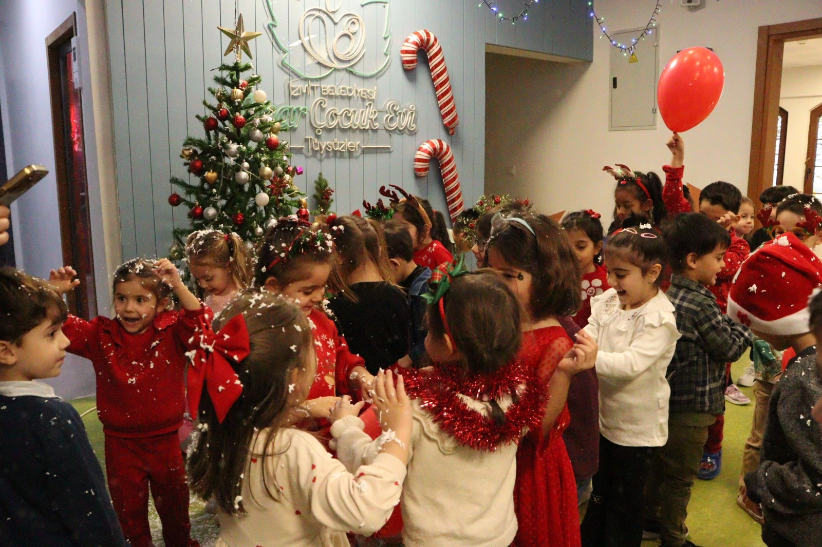 Kocaeli Çınar Çocuk Evleri’nde renkli yılbaşı kutlaması