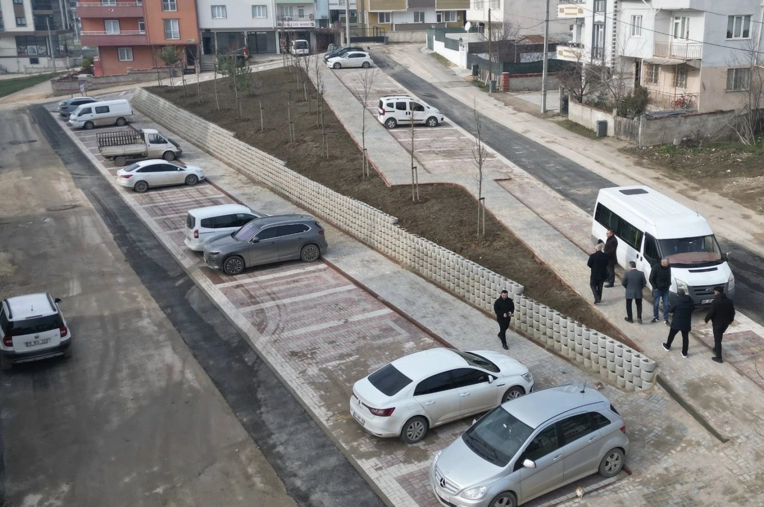 Bursa İnegöl’de otoparkla birlikte 24 fidan toprağa kavuştu