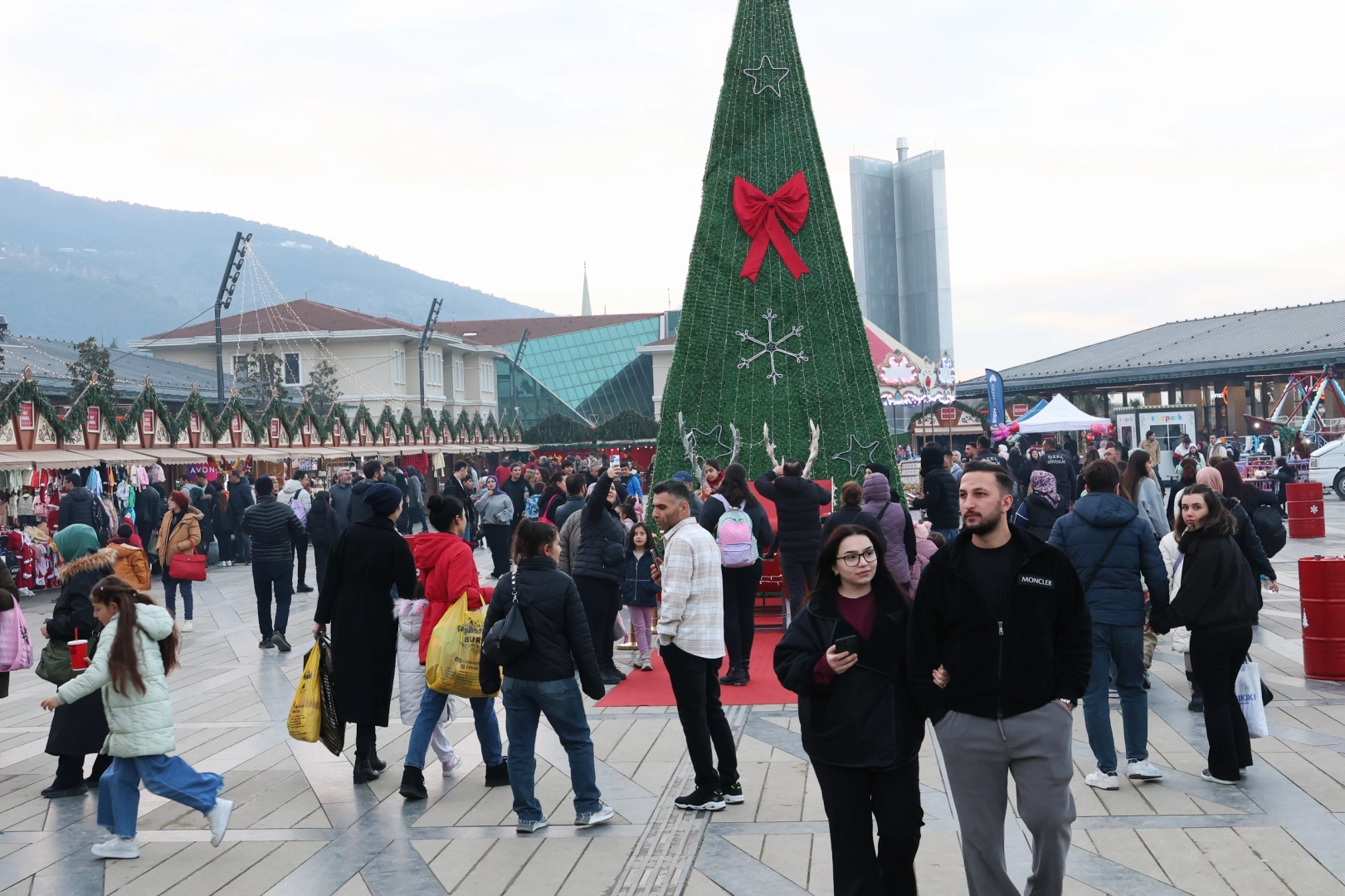 Bursa Osmangazi Meydanı’nda Yeni Yıl Festivali coşkusu