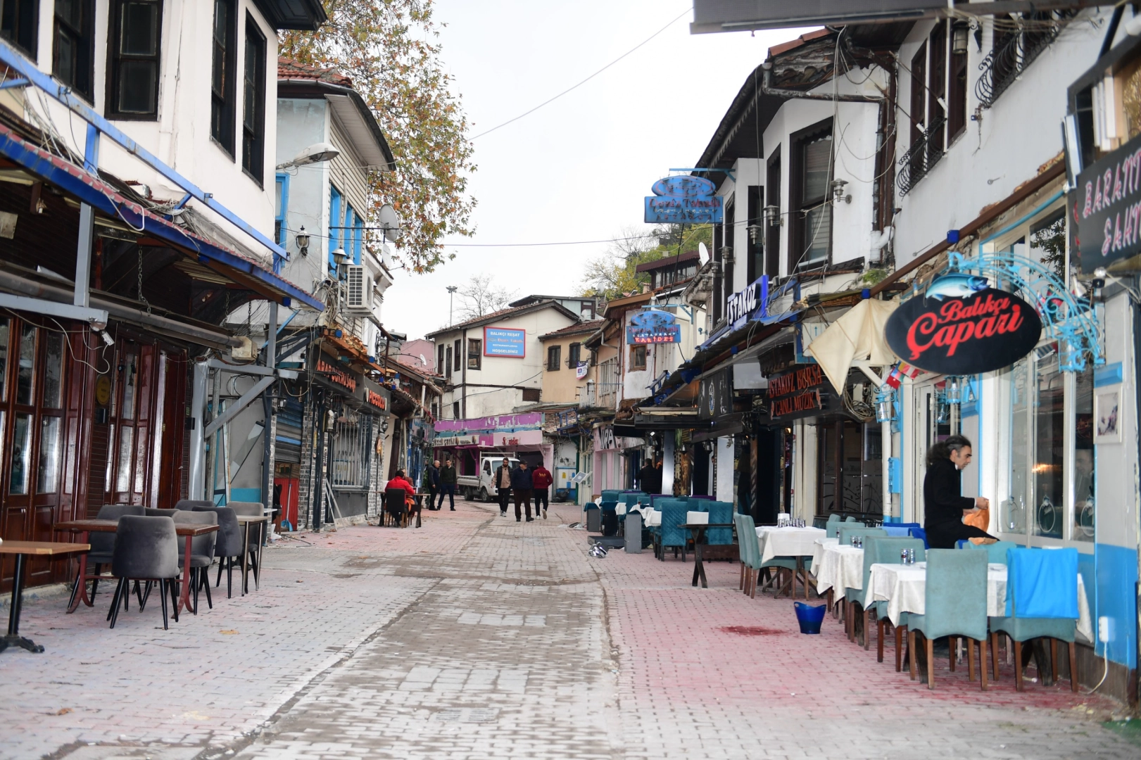 Bursa Osmangazi'de Tarihi Arap Şükrü Sokağı 'kaçak'lardan arındırıldı