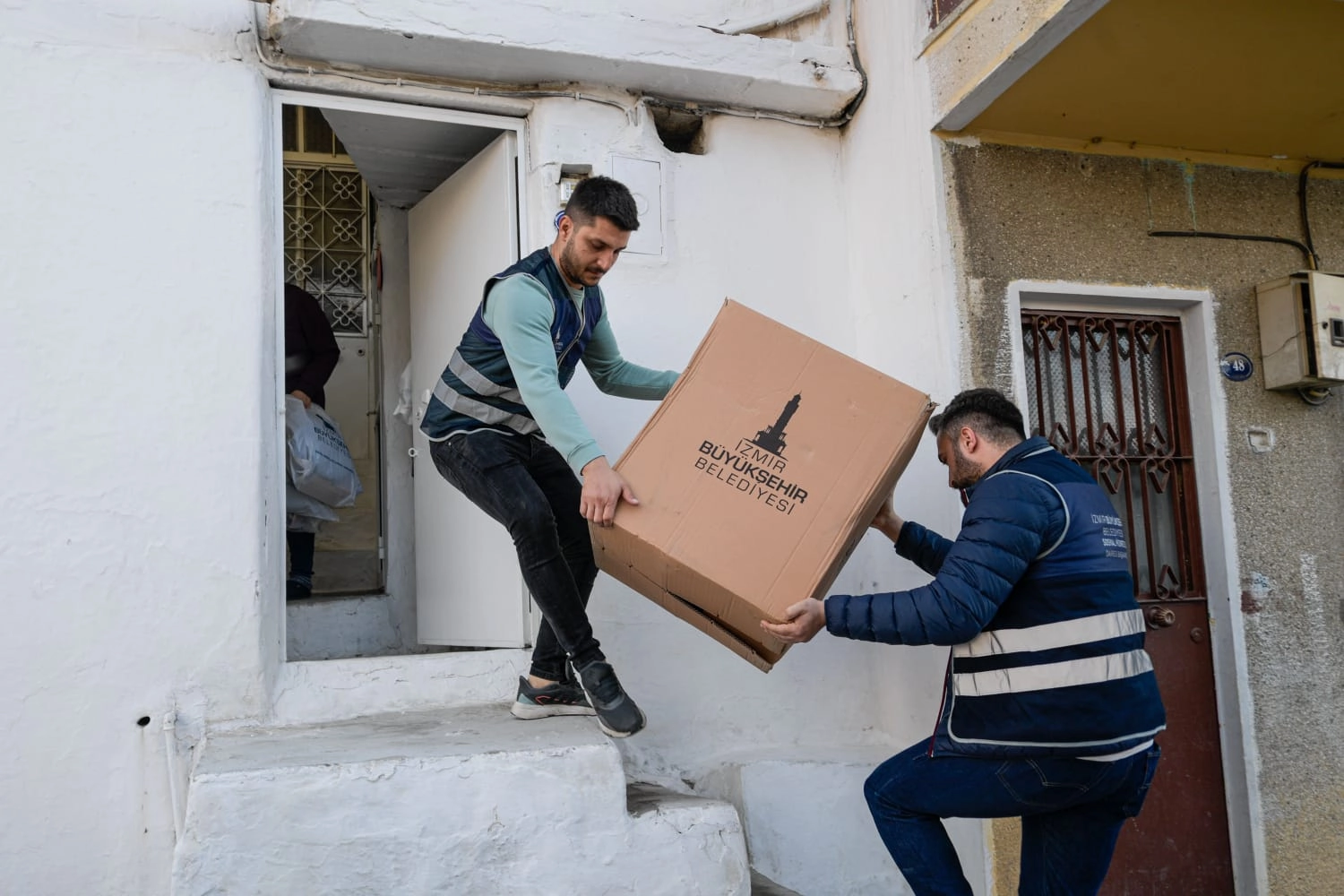 İzmir Büyükşehir'in kış destek paketleri ulaştırılıyor