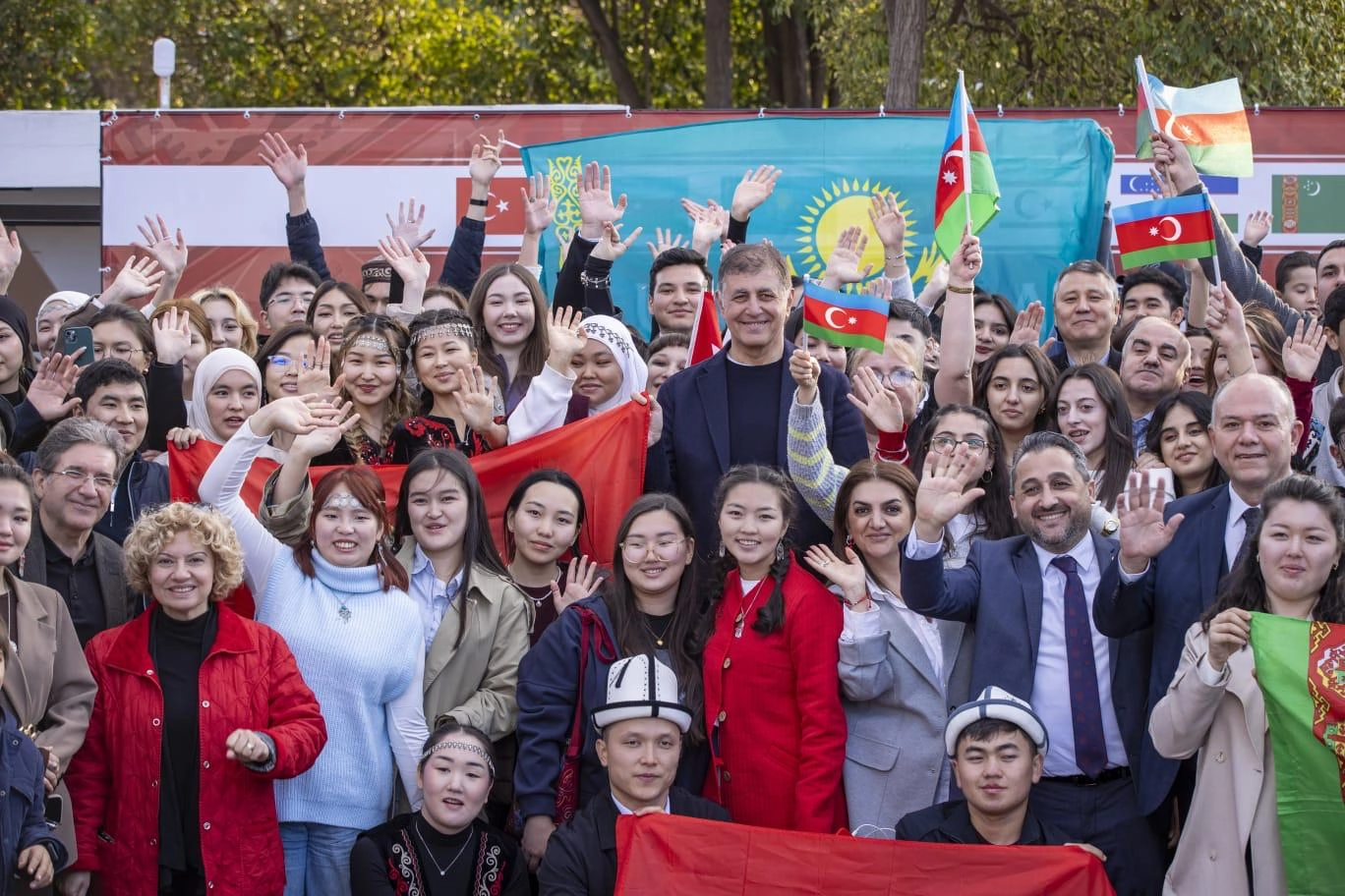 İzmir’de Türk Dili Ailesi Günü coşkusu