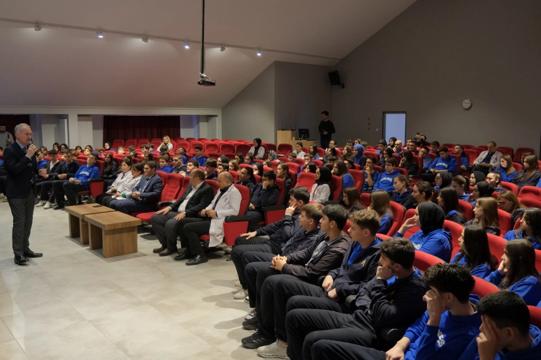 Bursa İnegöl’de Başkan Taban gençlerle bir arada