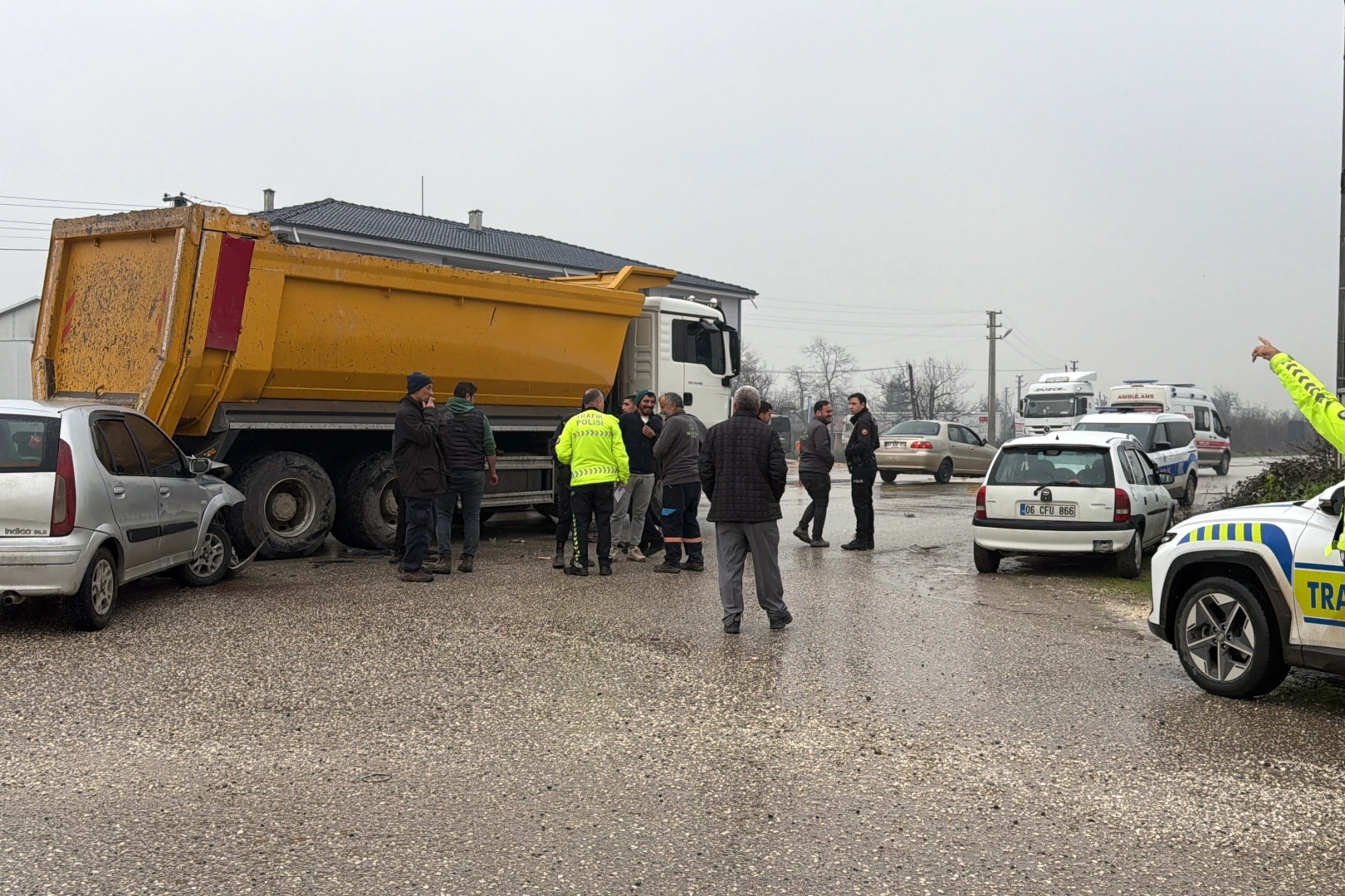 Kuzey Çevre Yolu'nda kamyon ile otomobil çarpıştı