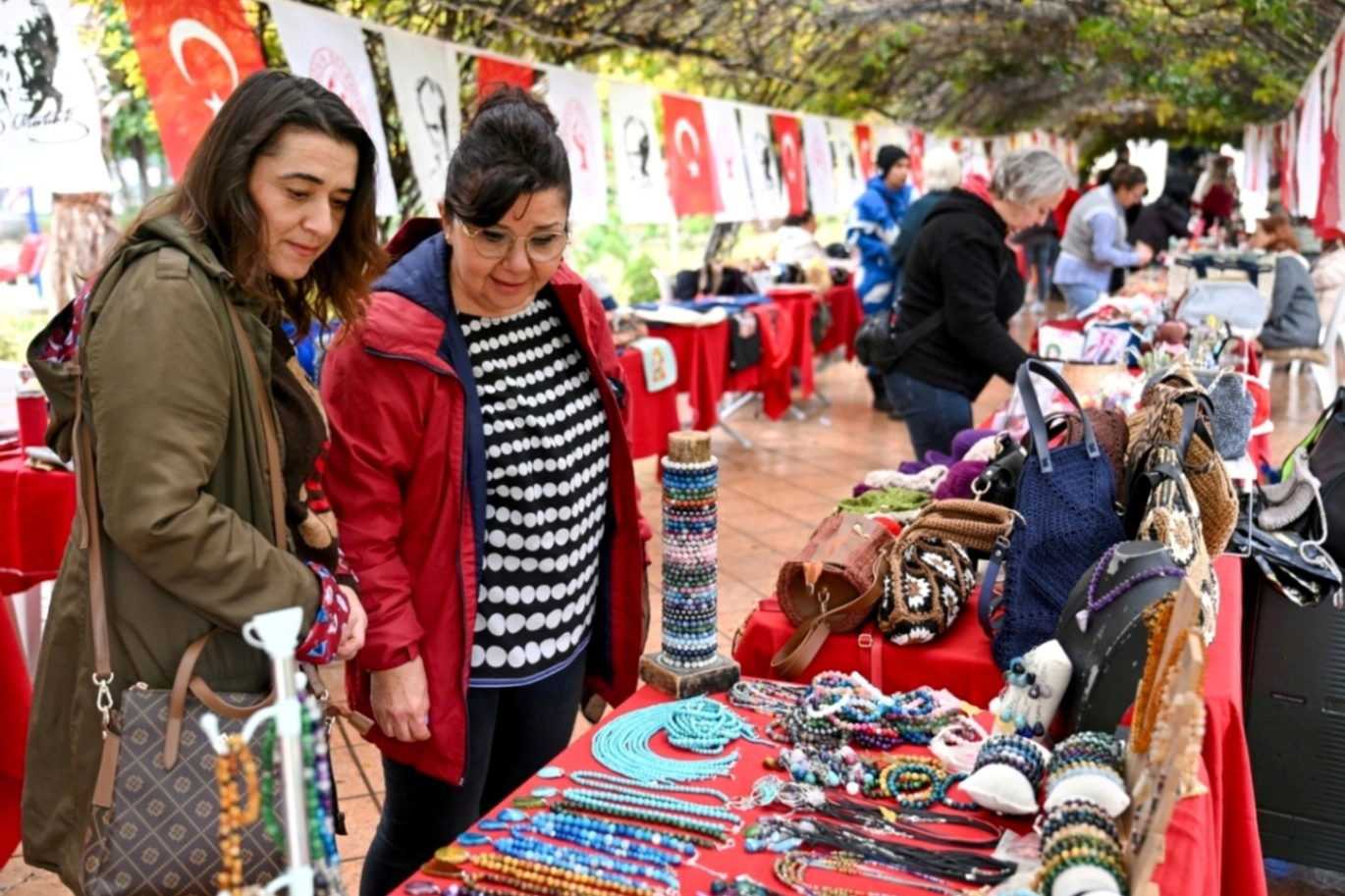 İzmir Bornova’da yılbaşı hediyelik eşya günleri