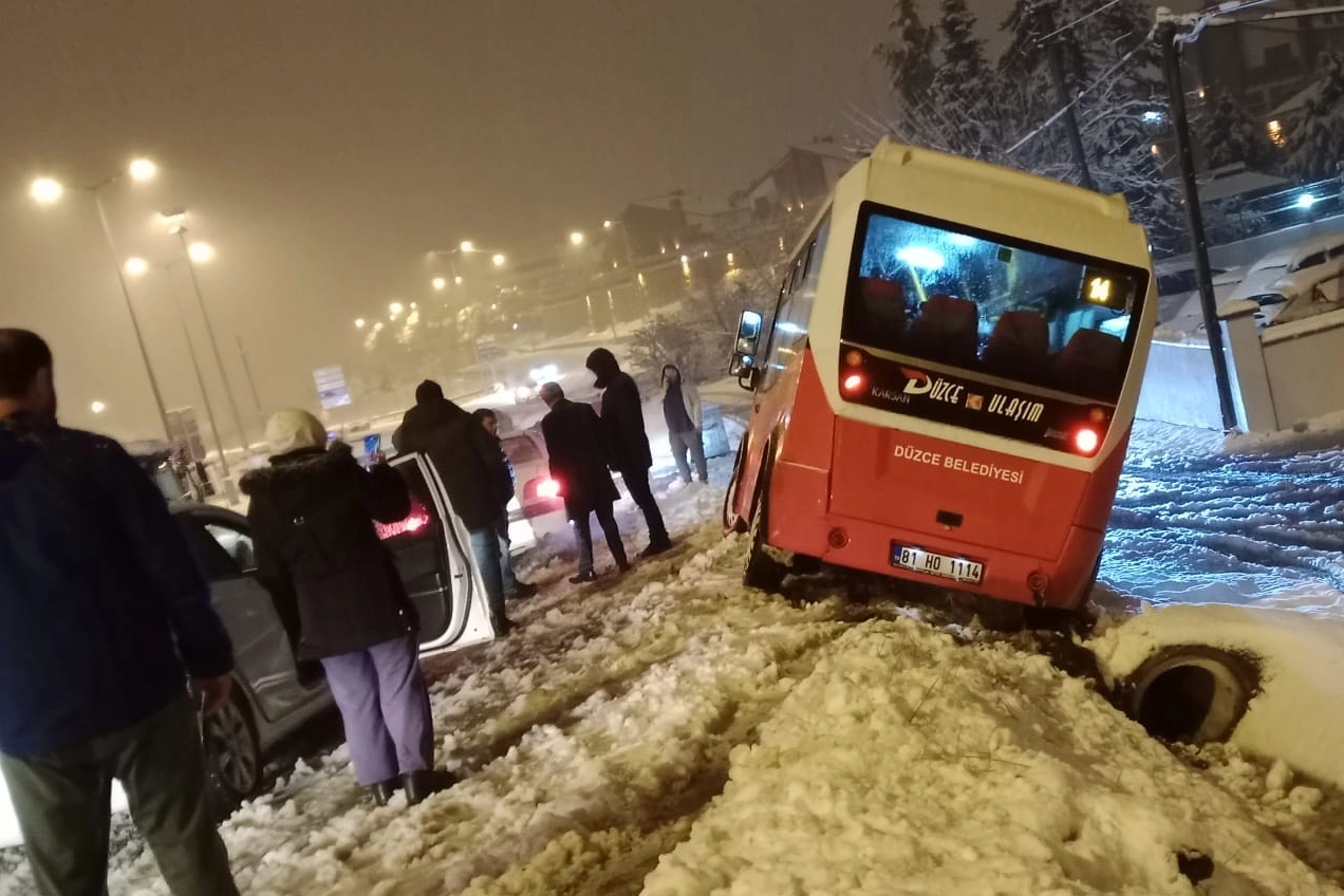 Düzce'de halk otobüsü şarampole devrildi!
