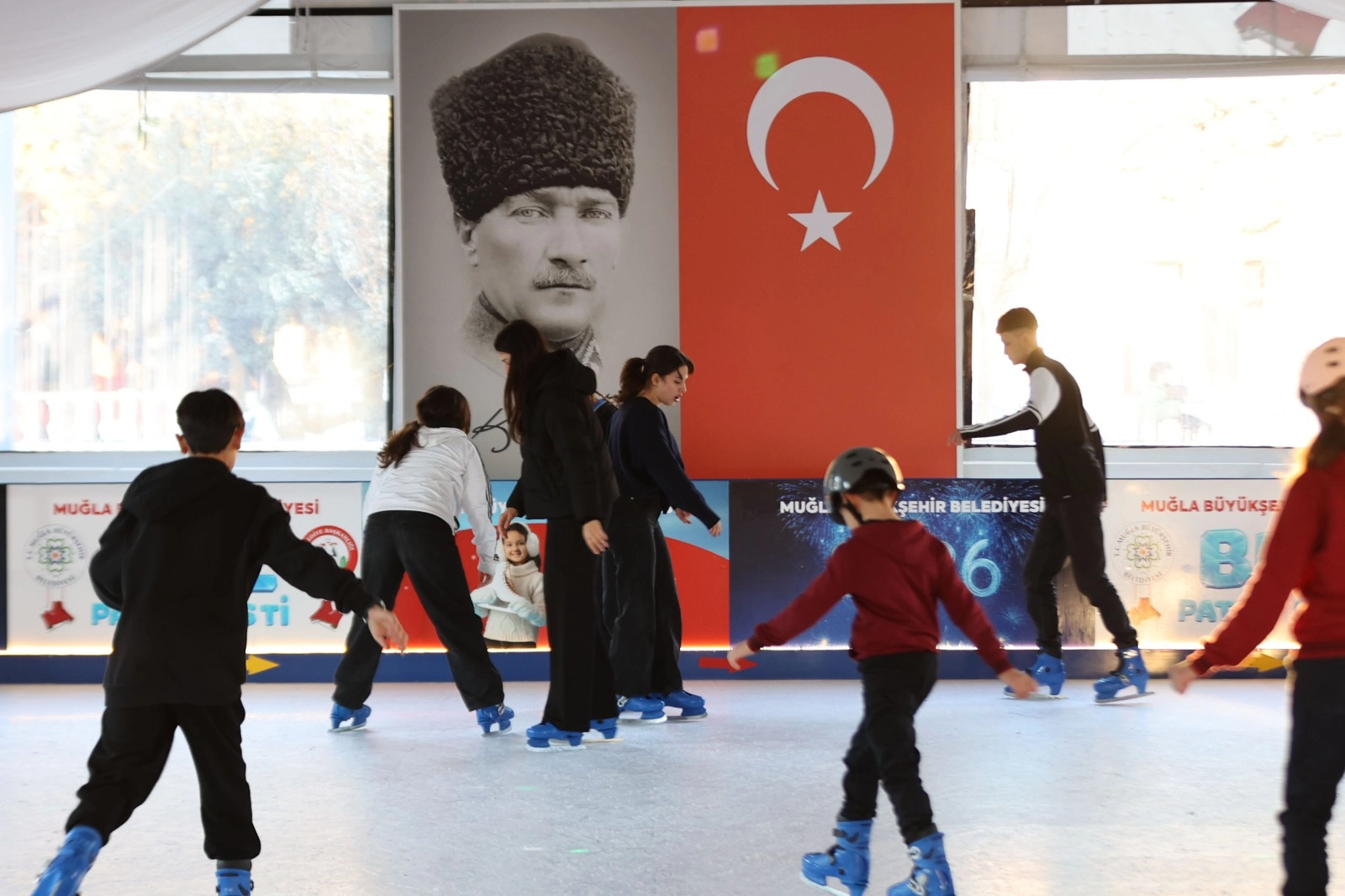 Muğla'da buz paten pistiyle yeni yılı karşılıyor