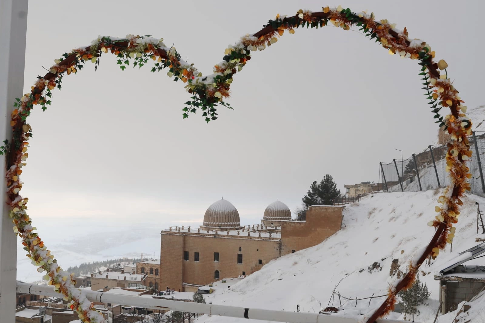 Mardin'de kar yağışı tarihi kenti büyüleyici manzaralara bürüdü
