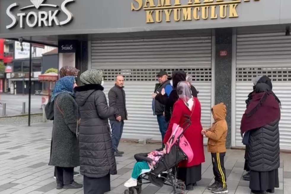 Düzce'de kuyumcu vurgunu iddiası: Mağdurlar evin önünde toplandı
