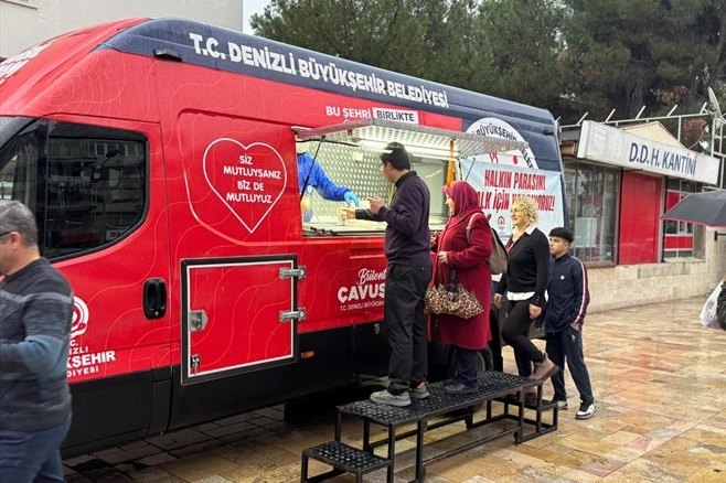 Denizli’de soğuk havada vatandaşlara sıcak çorba ikramı
