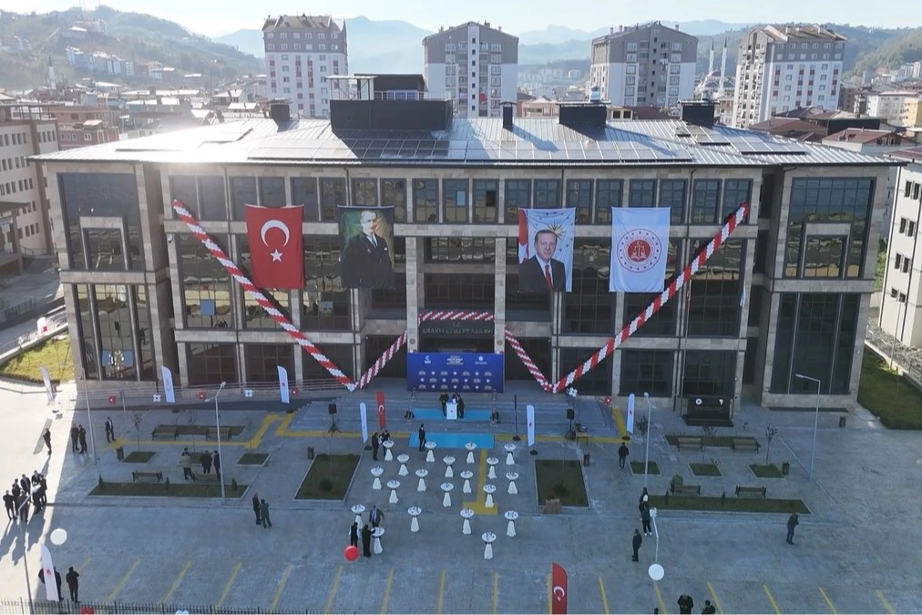 Trabzon Araklı’ya modern adalet binası törenle açıldı