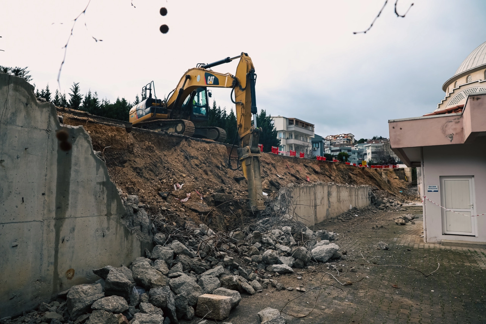 Bursa Nilüfer'de çöken istinat duvarı yenileniyor