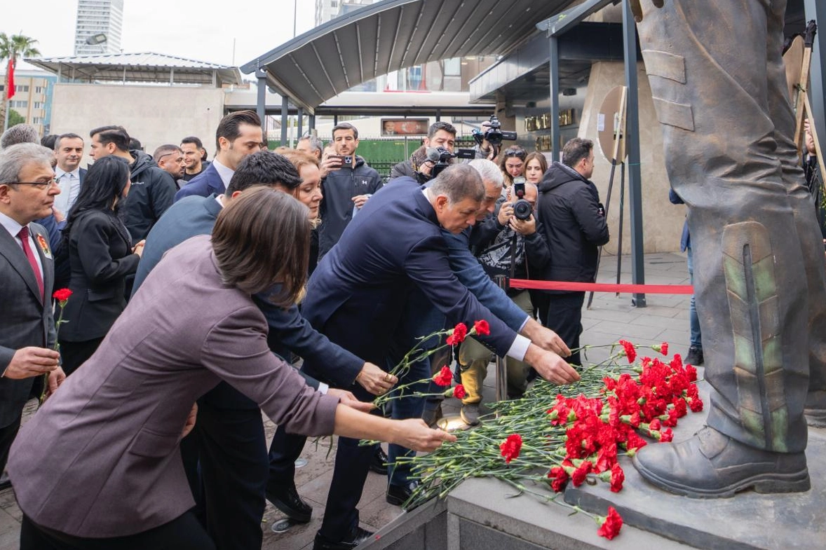 İzmir’in şehitleri Fethi Sekin ve Musa Can unutulmadı