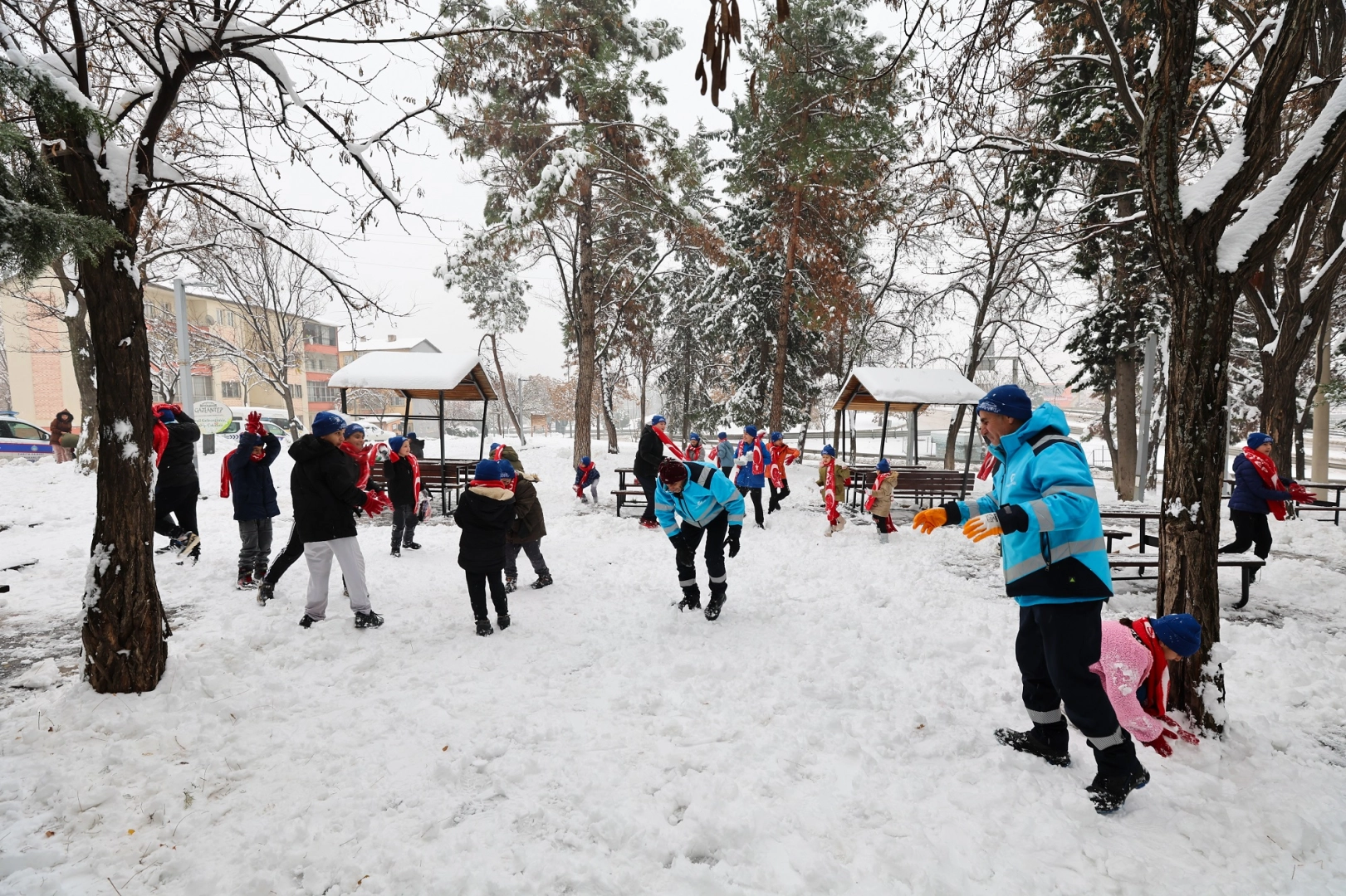 Gaziantep Büyükşehir, karın tadını çıkaran çocuklara eşlik etti