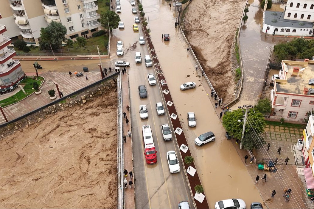 Mersin'de dere taştı, birçok araç zarar gördü
