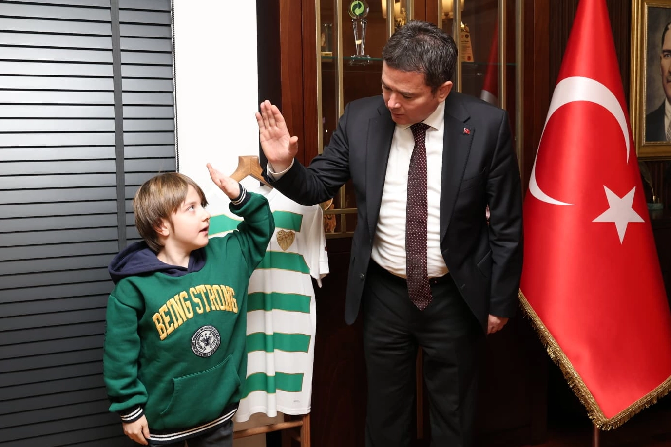 DMD hastası Yağız Efe'ye Başkan Aydın'dan destek