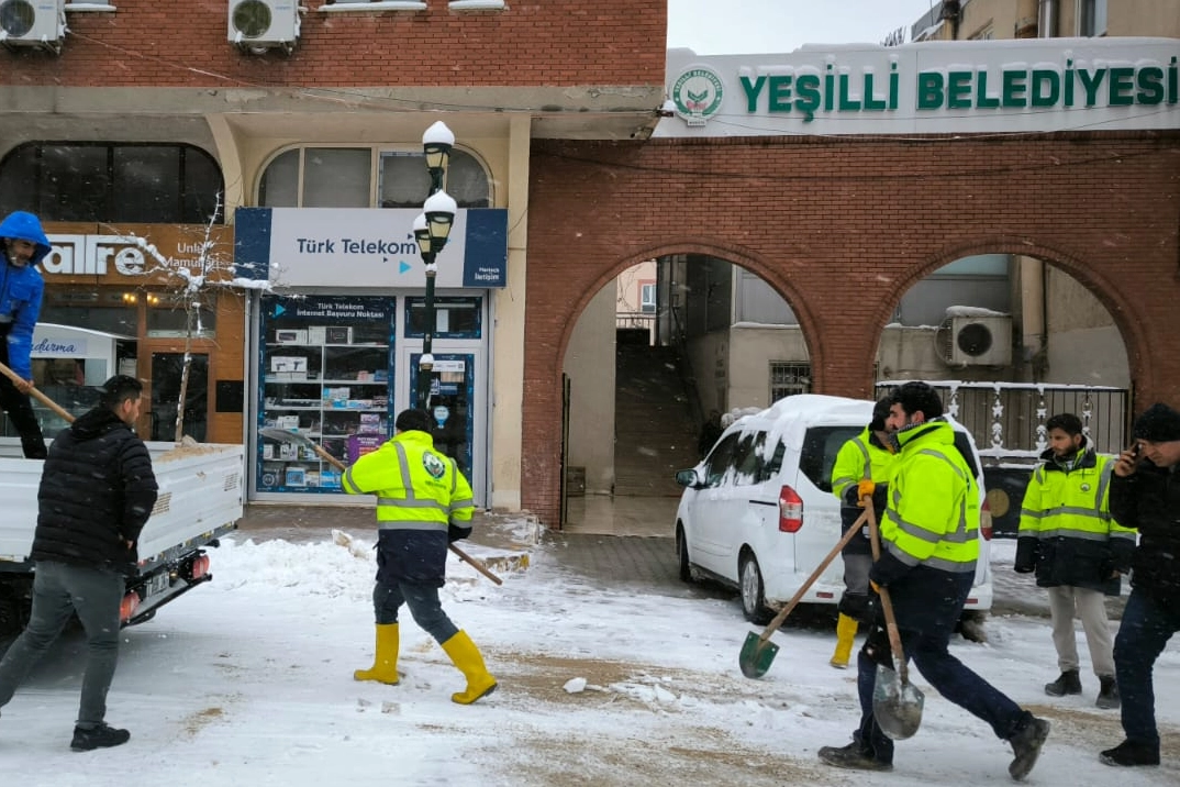 Mardin Yeşilli'de karla mücadele çalışmaları sürüyor