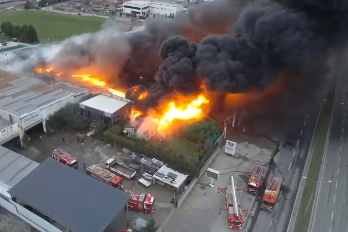 İstanbul Büyükçekmece’de fabrika yangını kontrol altında