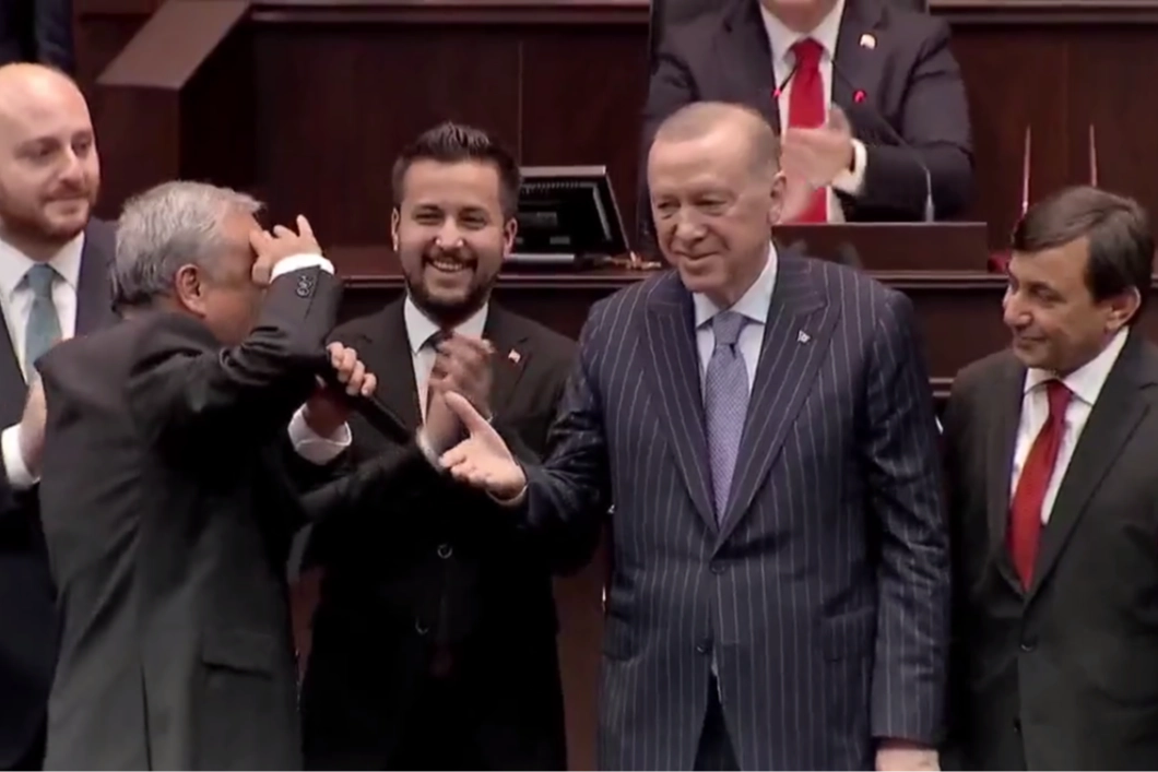 TBMM'de AK Parti'nin sayısı 275'e yükseldi... Hasan Ufuk Çakır, Erdoğan'a selam durdu