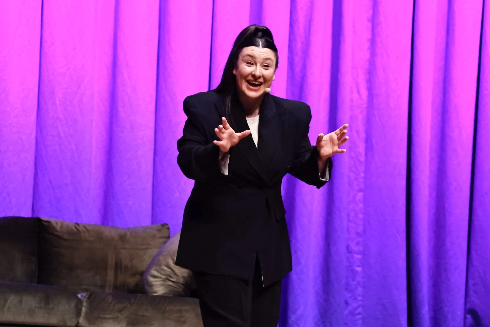 Yasemin Sakallıoğlu, İzmirlileri kahkahaya boğdu