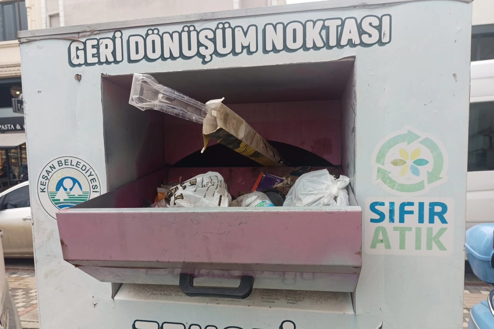 Edirne Keşan'da tekstil kumbarası çöp kutusuna döndü